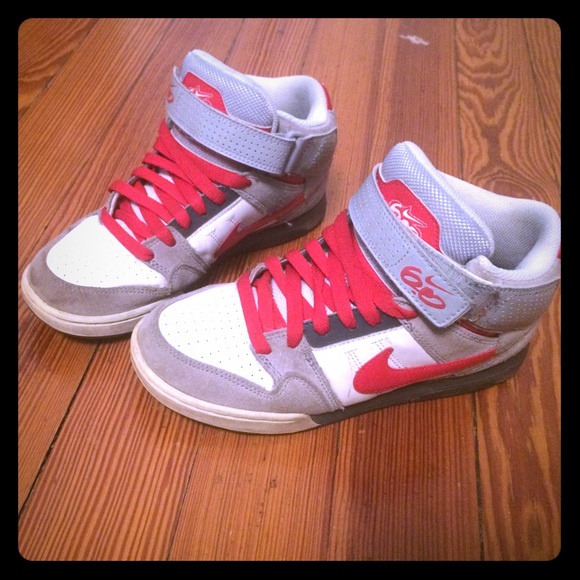 Nike Shoes - [Nike] Sneakers 6.0