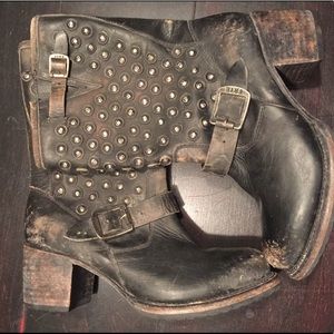 NEW Frye distressed Vera disc short heeled boot