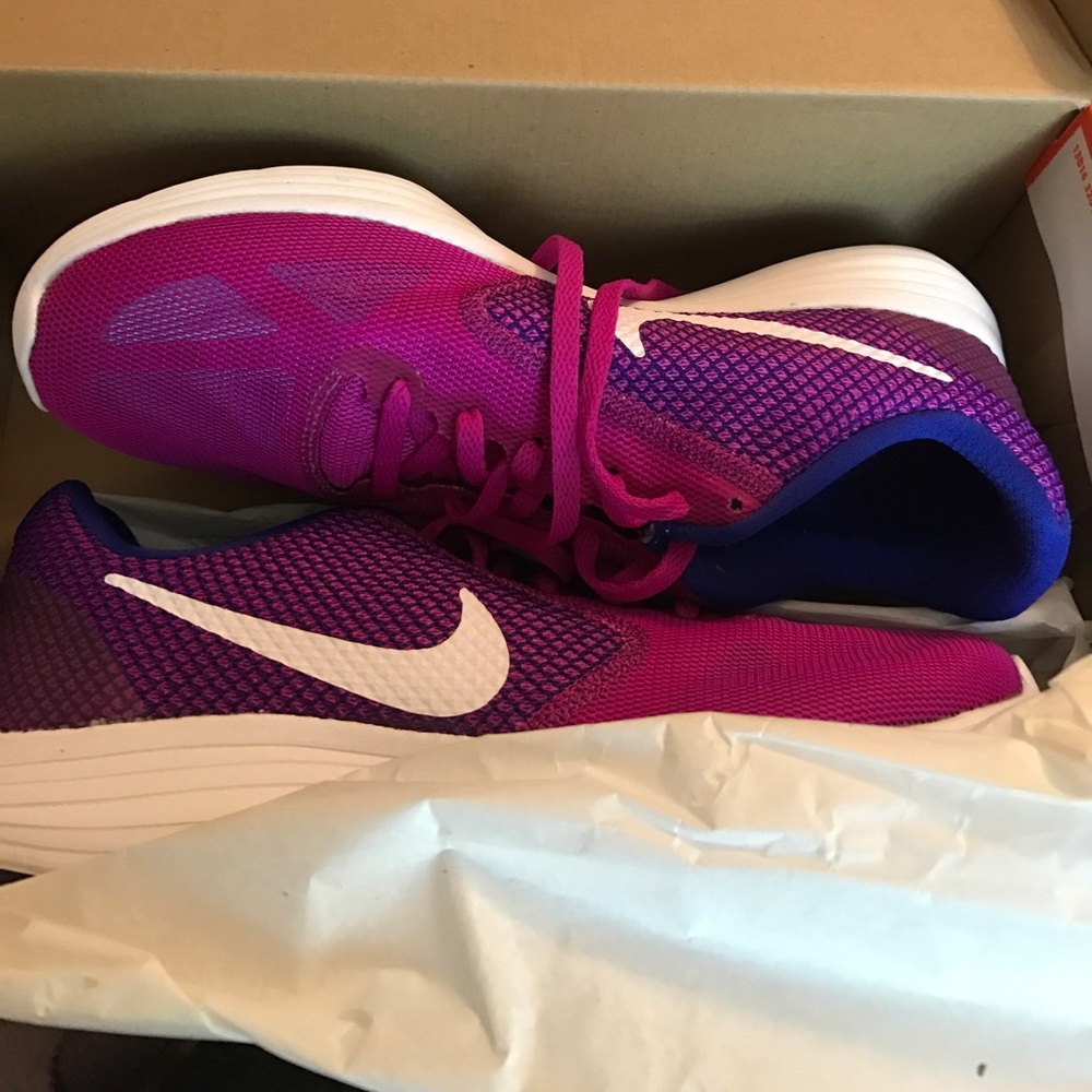 NWT women's Nike revolution 3 tennis shoes