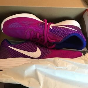 NWT women's Nike revolution 3 tennis shoes
