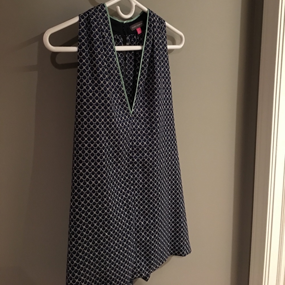 V-neck Vince Camuto Top!