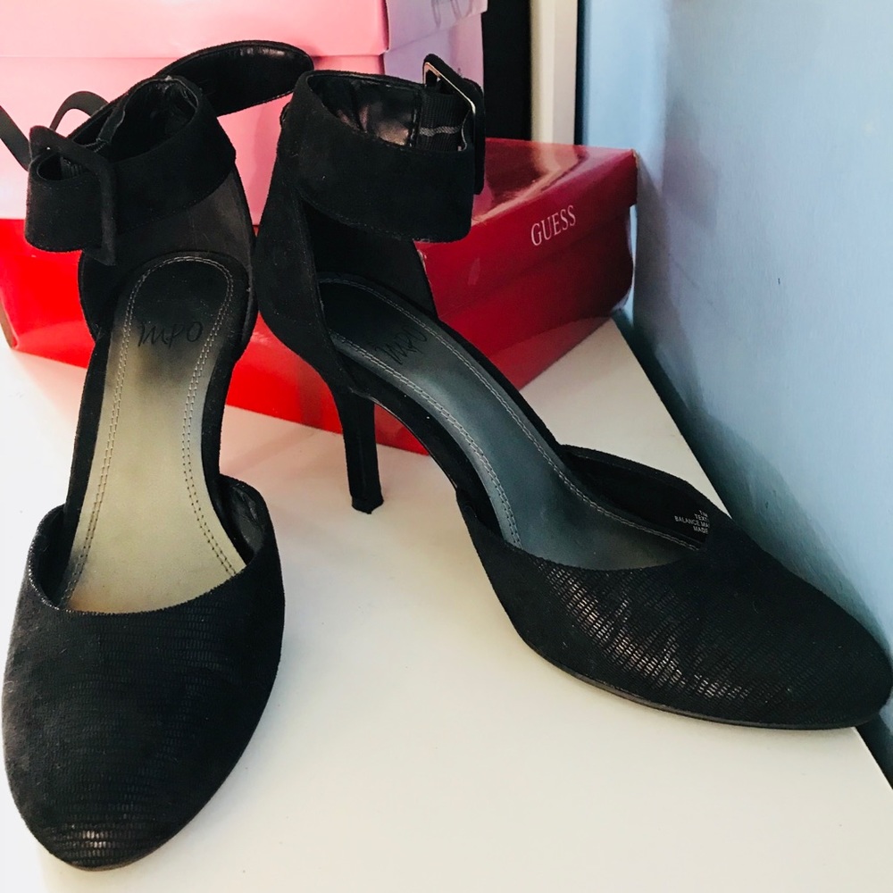 Black pumps with a perfect size heel