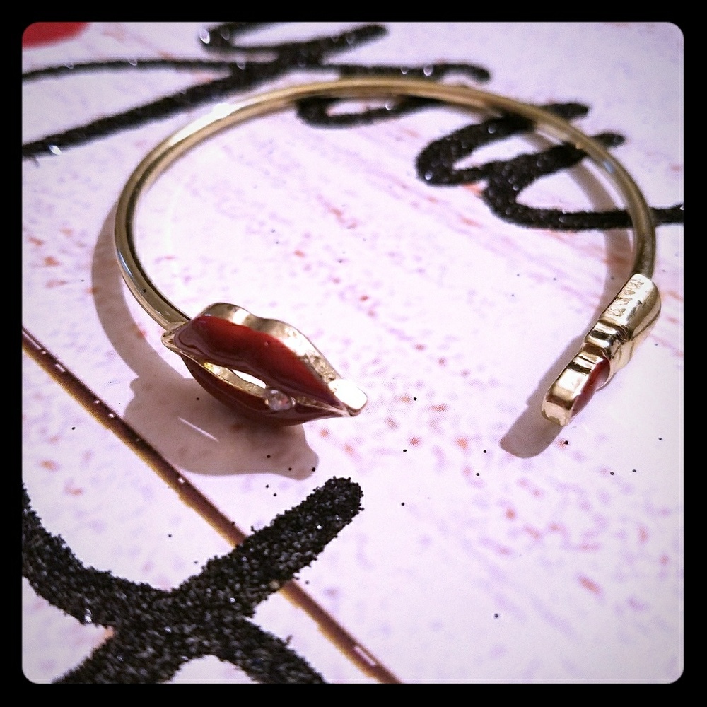 Red Lipstick & Kisses Bracelet.