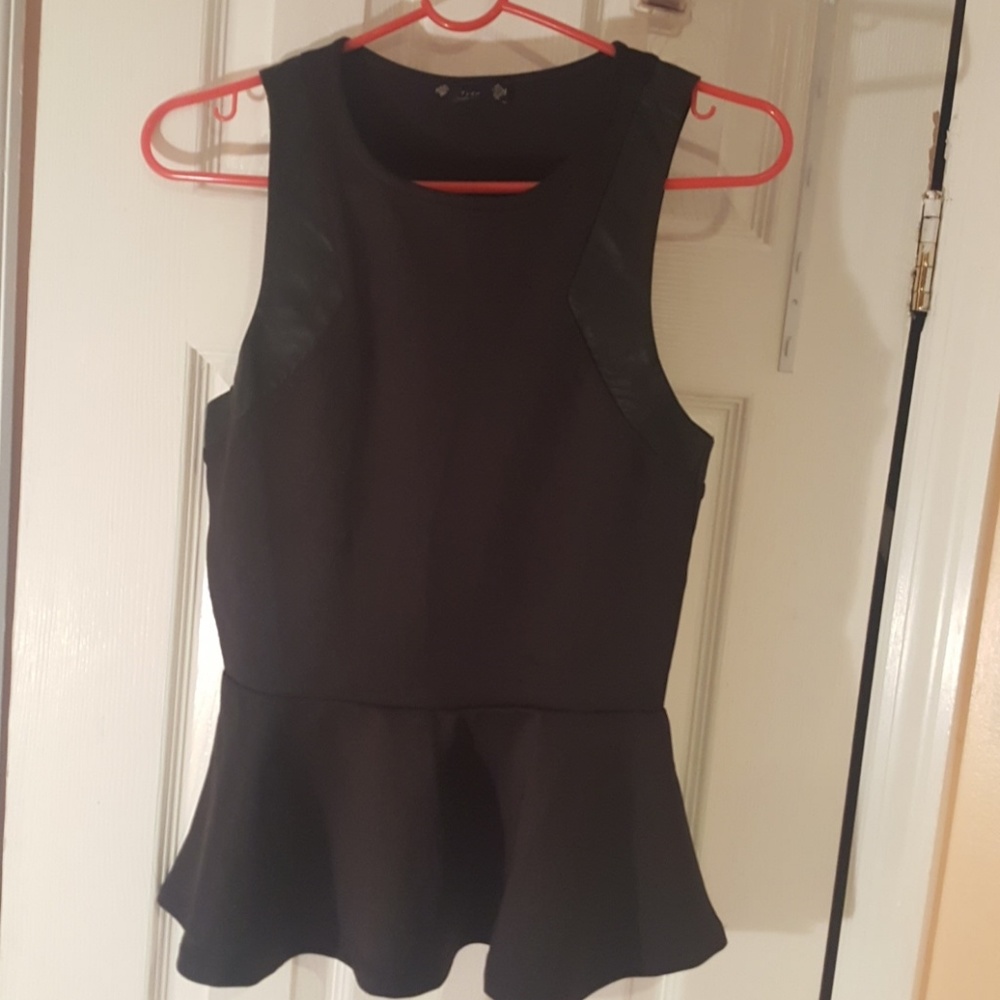 Brand new peplum top🖤