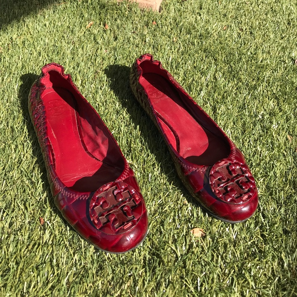 Tory Burch maroon patent faux alligator flat 7.5