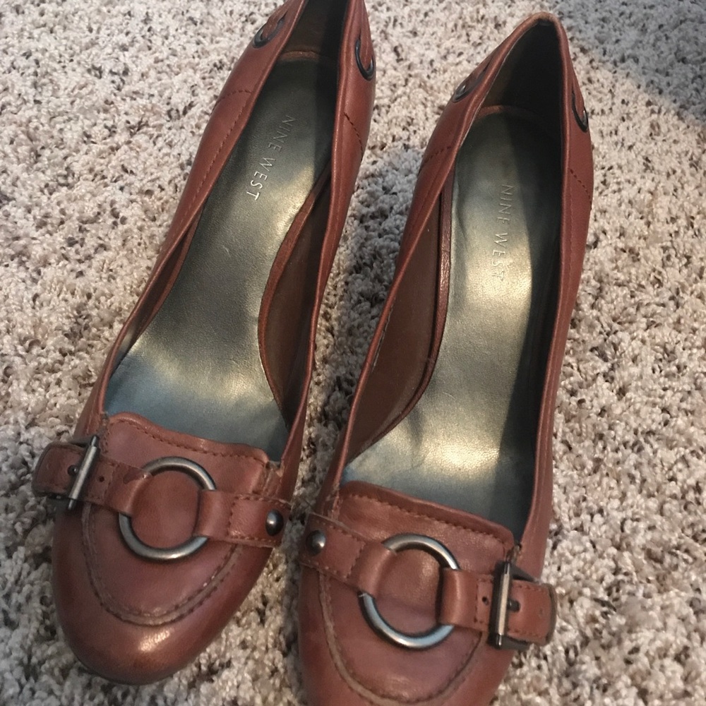 Caramel colored heels with buckle!