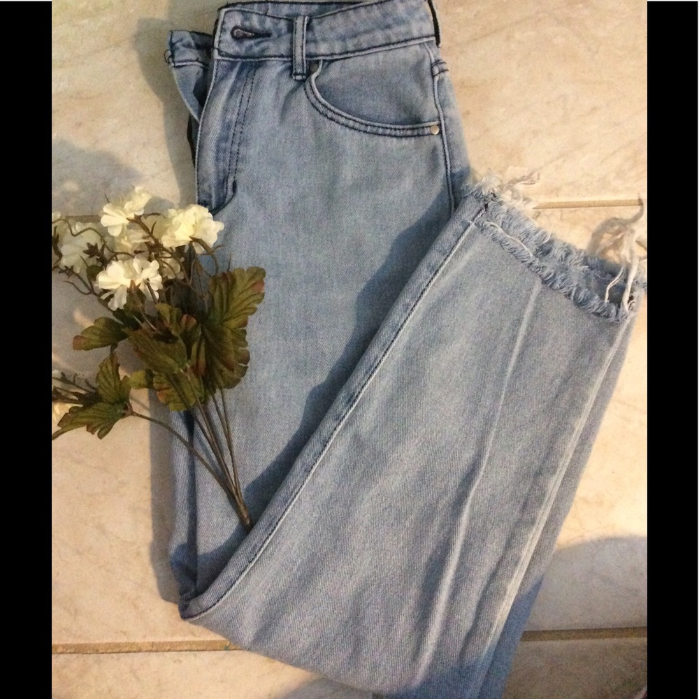 *trend alert* Kendall and Kylie MOM JEANS
