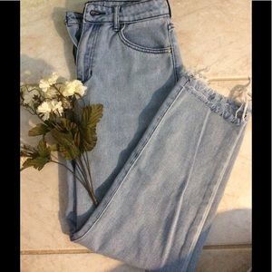 *trend alert* Kendall and Kylie MOM JEANS