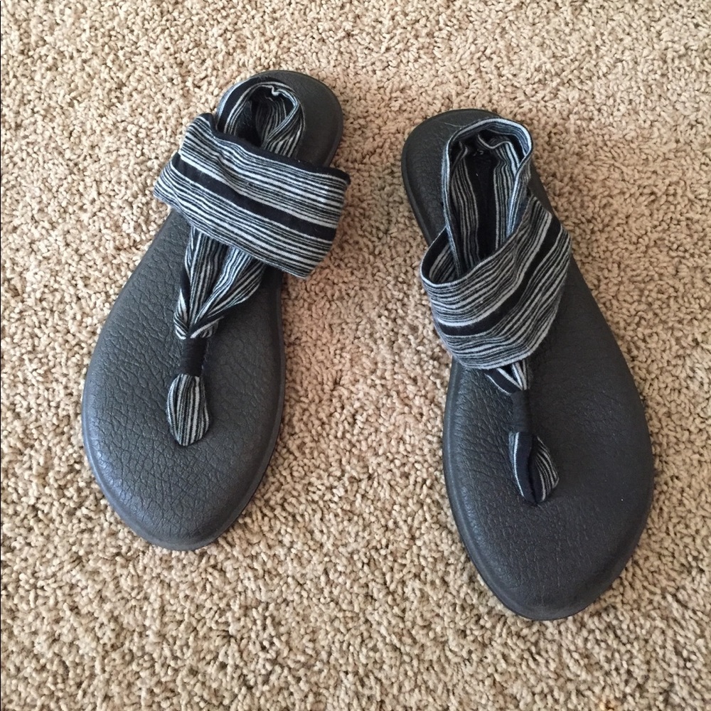 Sanuk yoga sling 2 sandals - hardly worn!