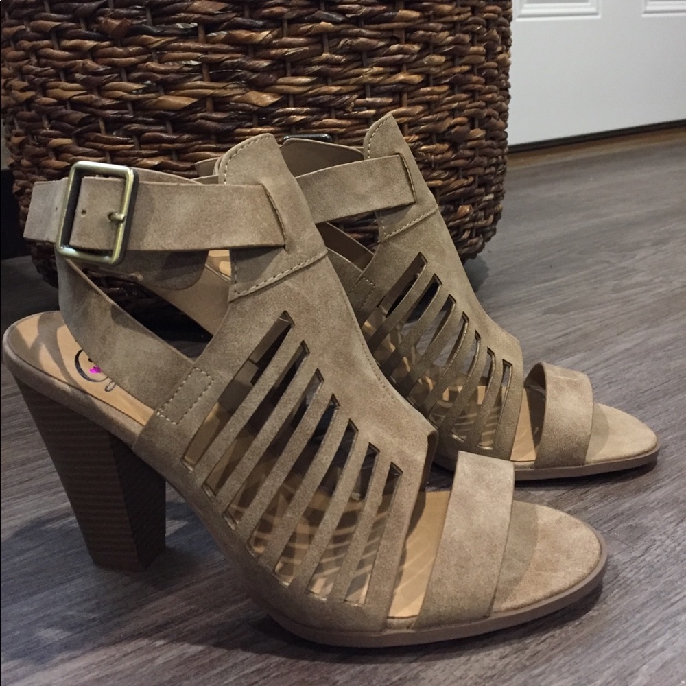 Heart in D- strappy heels