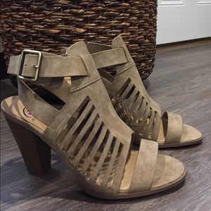 Heart in D- strappy heels