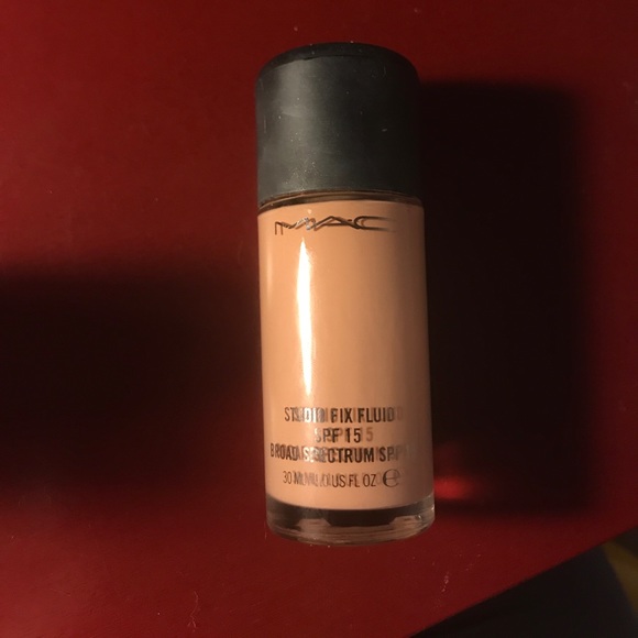 mac studio fix fluid nw18