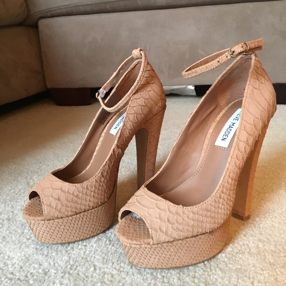 NIB Steve Madden "Deviaate" Platform Sandals