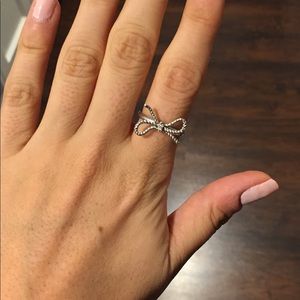 Ring- 925 silver ring with bow detail