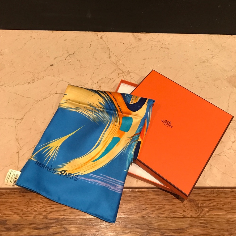 Gorgeous HERMÈS PARIS Silk Scarf