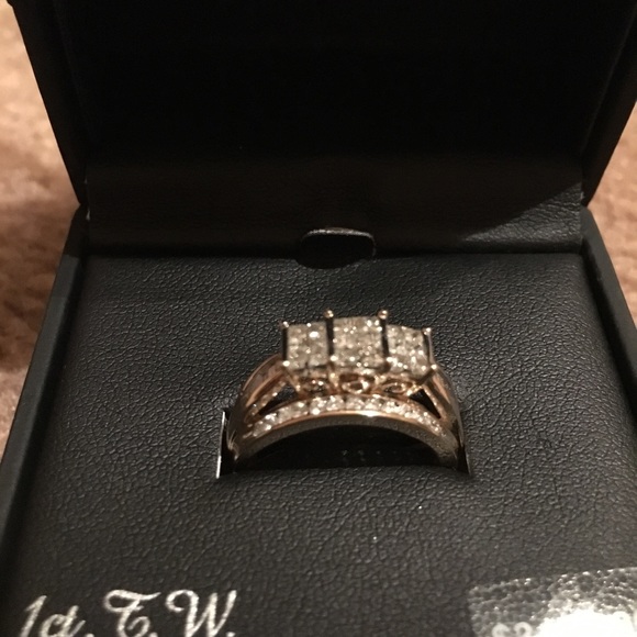 Diamond ring - Picture 2 of 2