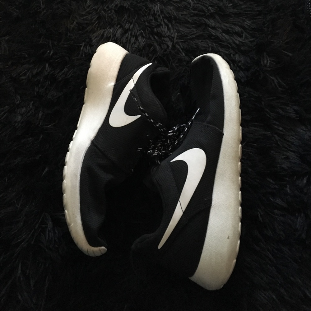Black nike roshes