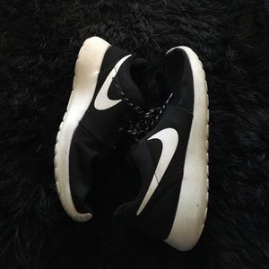 Black nike roshes