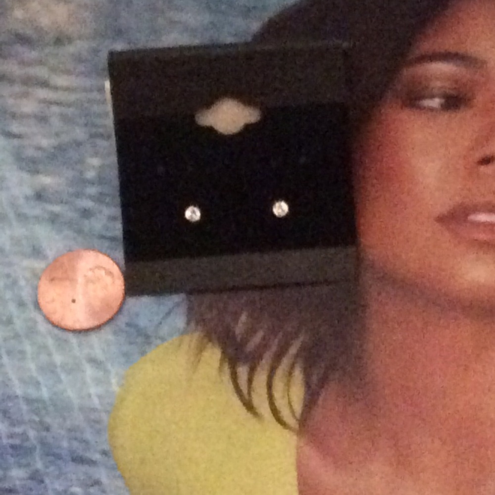 💢2 left 💢 Small diamond like studs - Picture 2 of 3