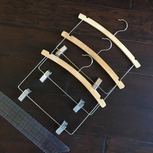 25 extended (outfit) wooden children's hangers