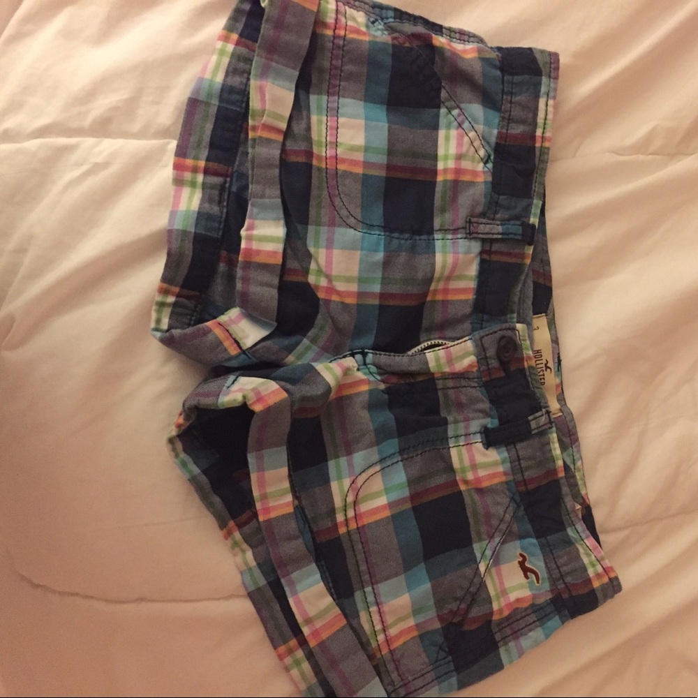 Plaid Hollister California Social Stretch shorts.