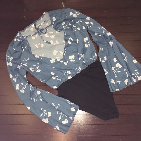 LAST ONE! Bell Sleeve Bodysuit - Picture 4 of 7