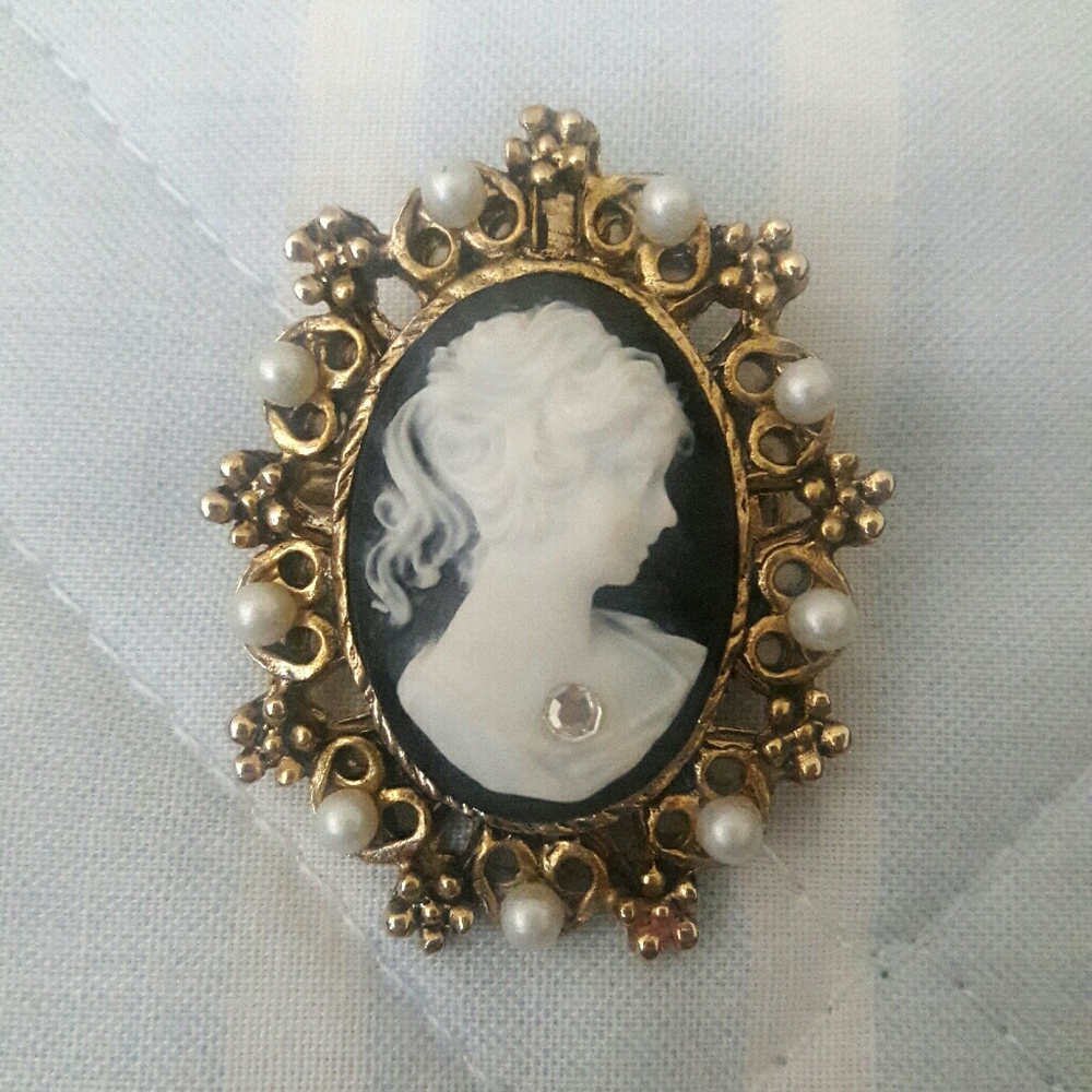 Vintage Cameo Brooch / Pendant