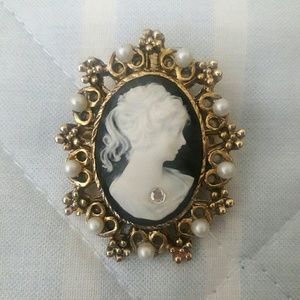 Vintage Cameo Brooch / Pendant