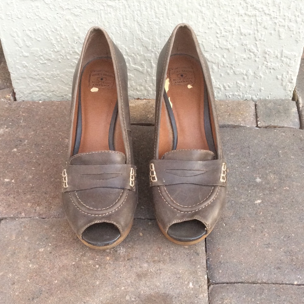 Peep toe wedge