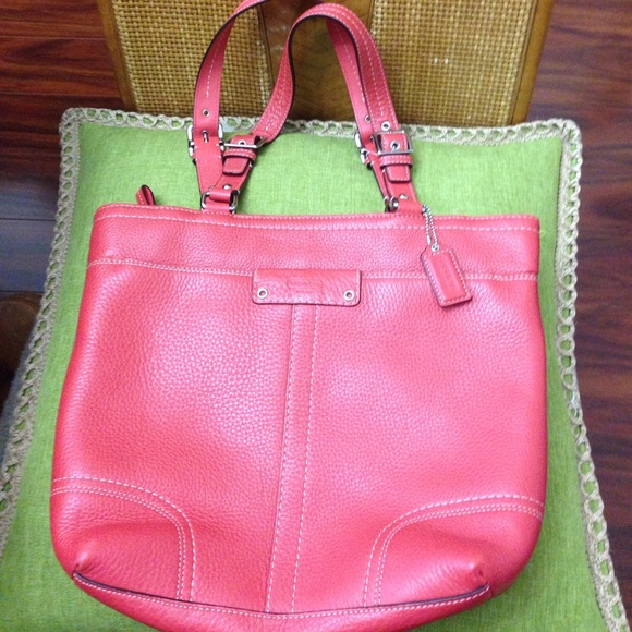 Authentic Coach light red shoulder bag! Buy now! - Picture 1 of 8