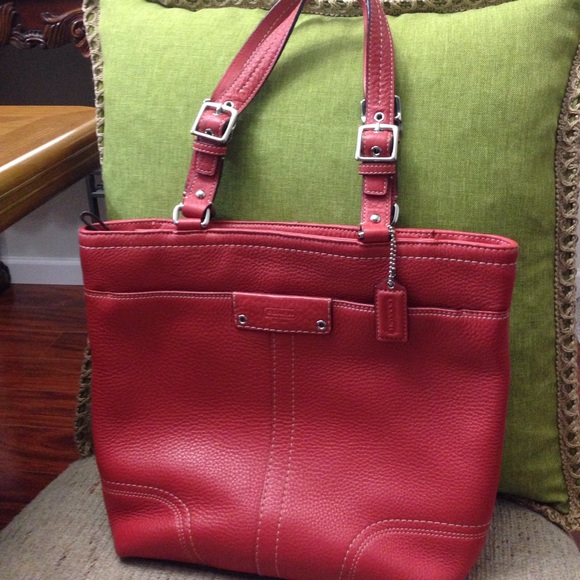 Authentic Coach light red shoulder bag! Buy now! - Picture 2 of 8