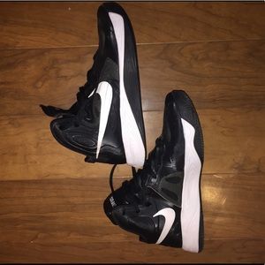 Basketball shoes