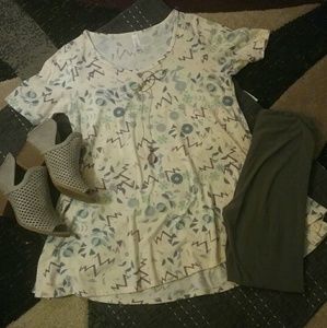 *SOLD*  Lularoe Perfect Tee