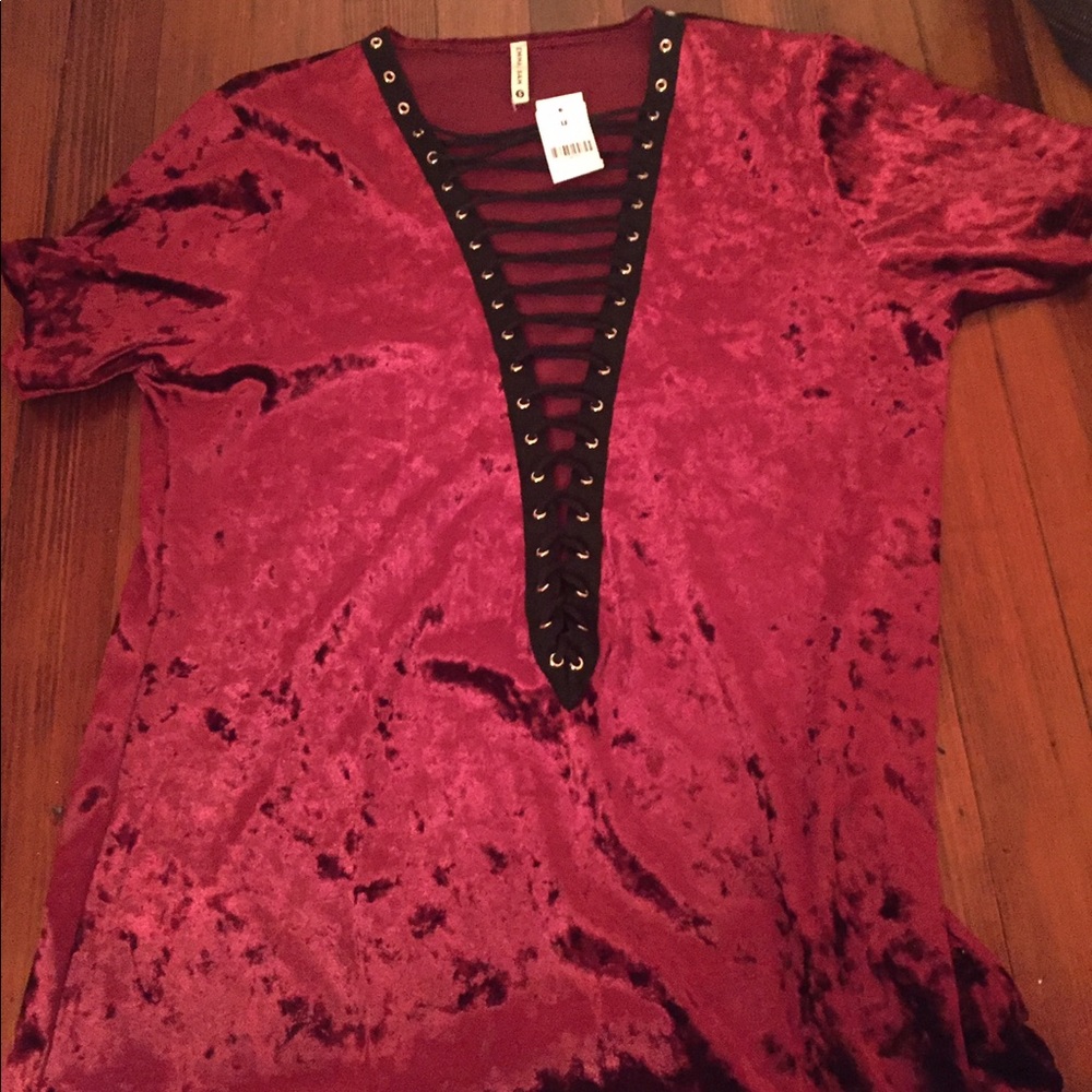 LF lace up t shirt--red crushed velvet✨