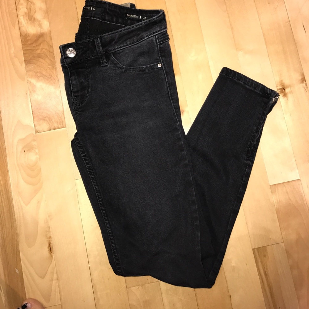 Guess Stretch Black ankle/ Capri zip jean
