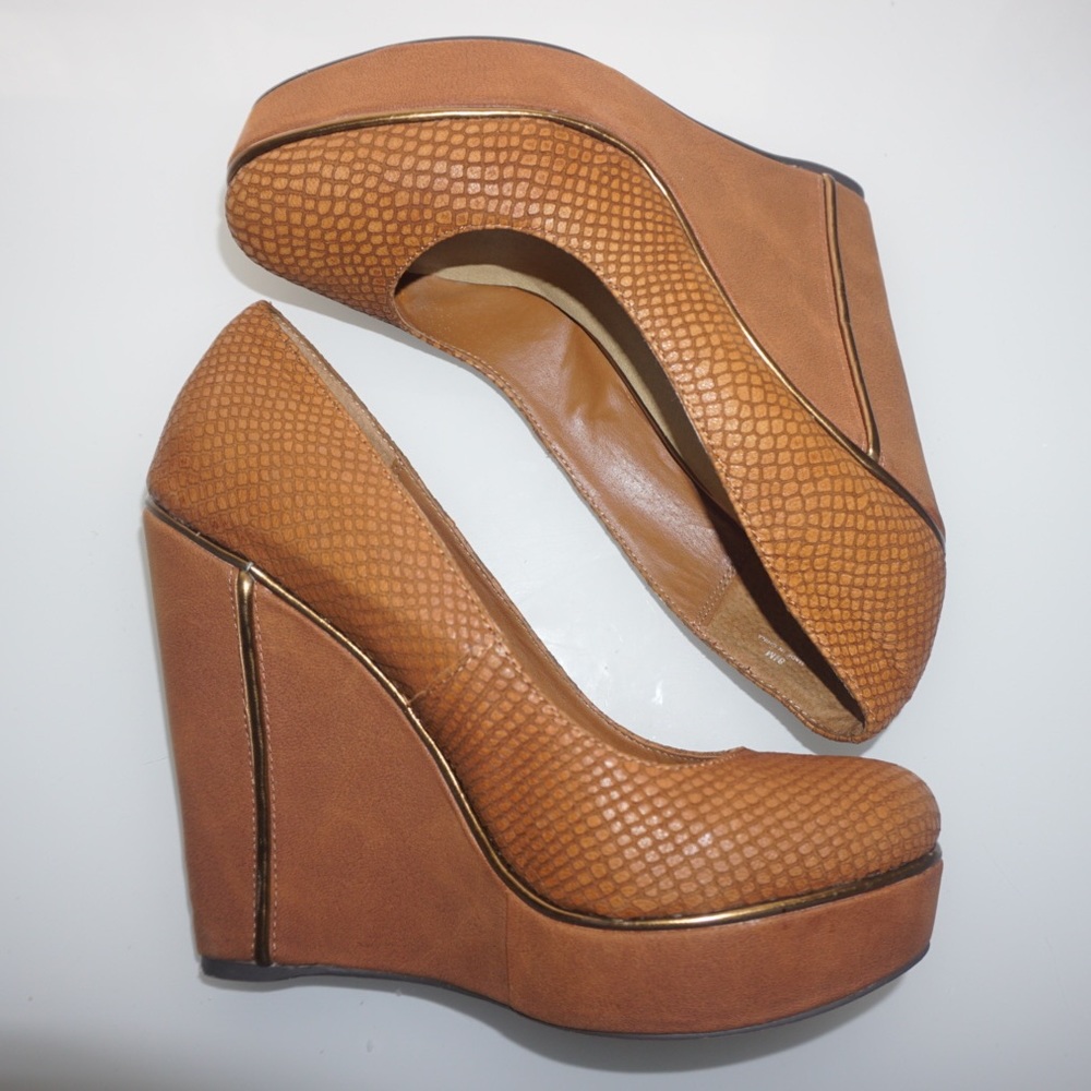 LEVITY Wedges