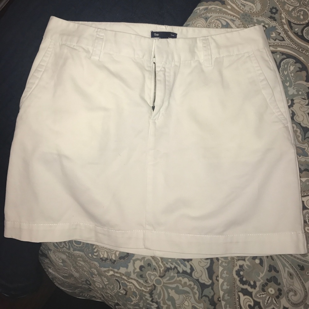 White Gap mini skirt, super sexy!