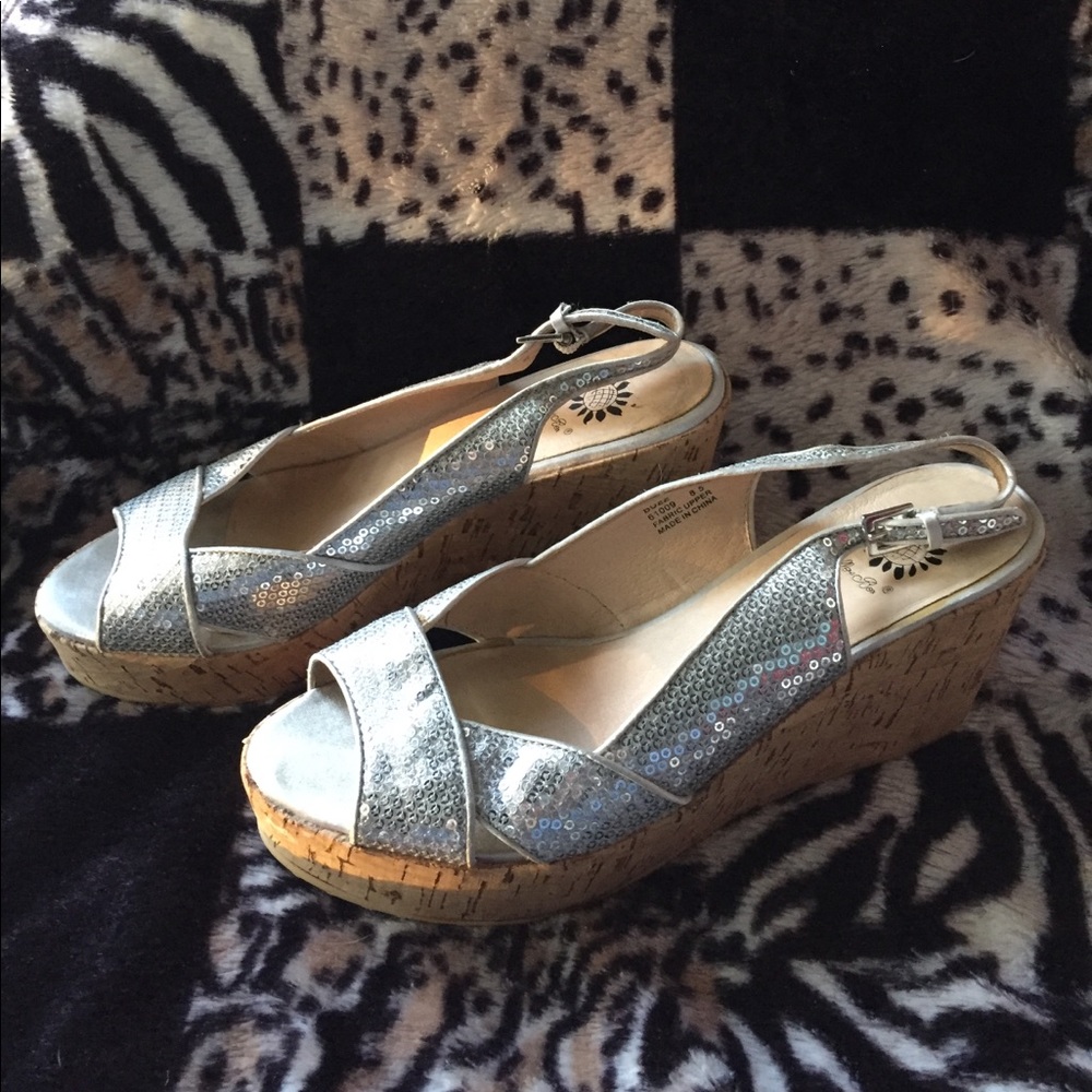 Size 8 1/2 yellow box silver sparkly wedge