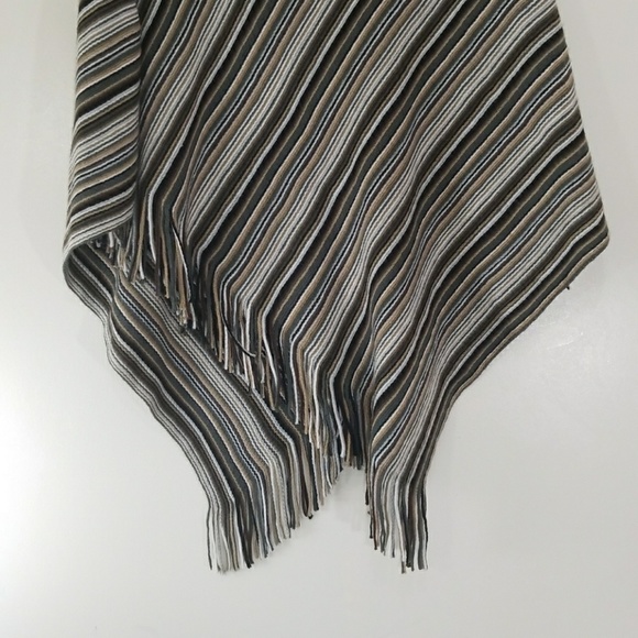 Warm Poncho - Picture 2 of 5