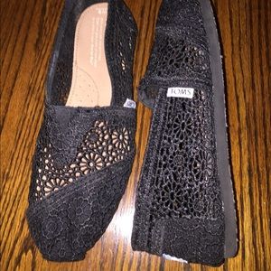 Black lace Toms
