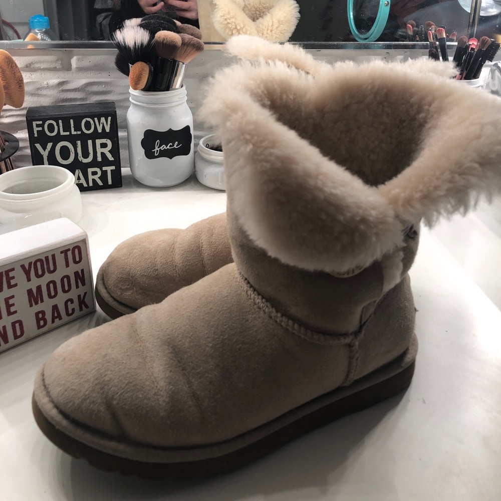CREAM BAILEY BUTTON UGGS