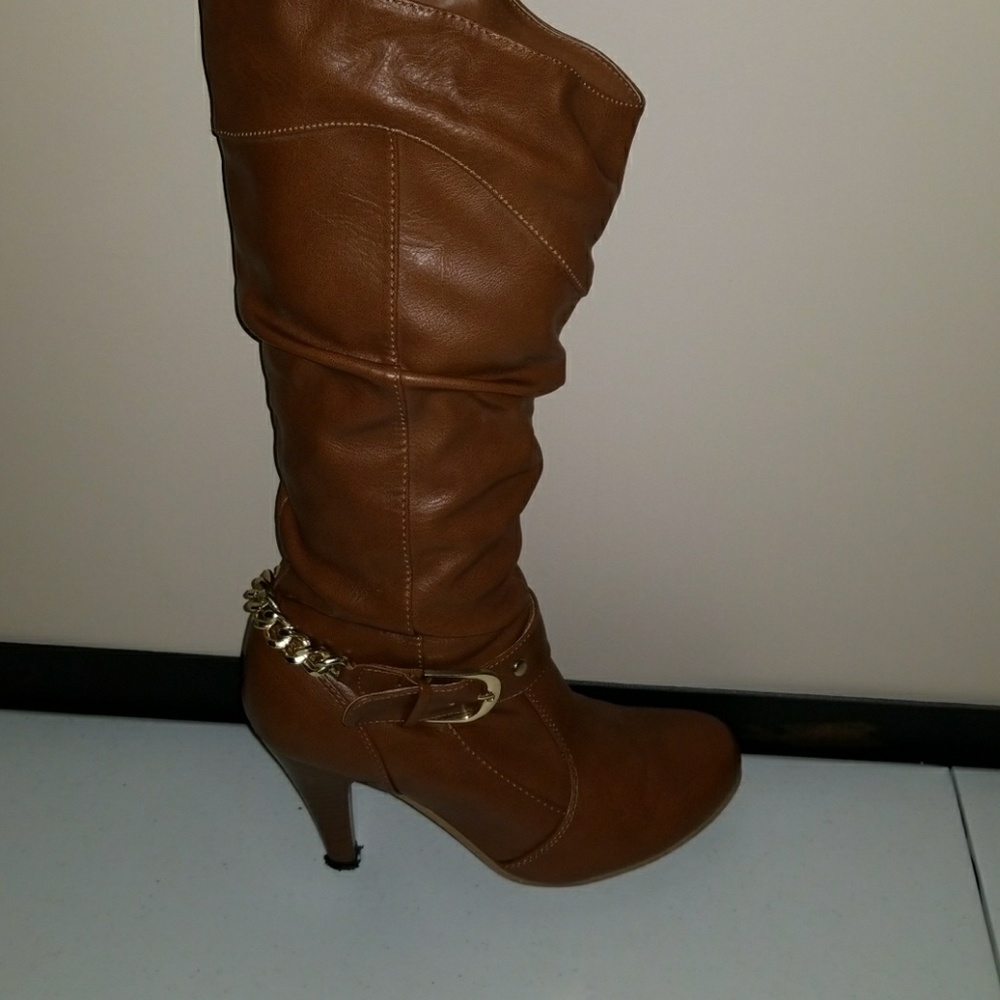 Cutest tan boots.