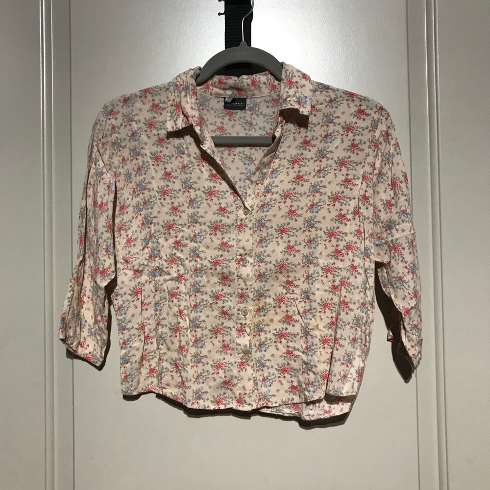 FLORAL URBAN OUTFITTERS semi cropped button up!