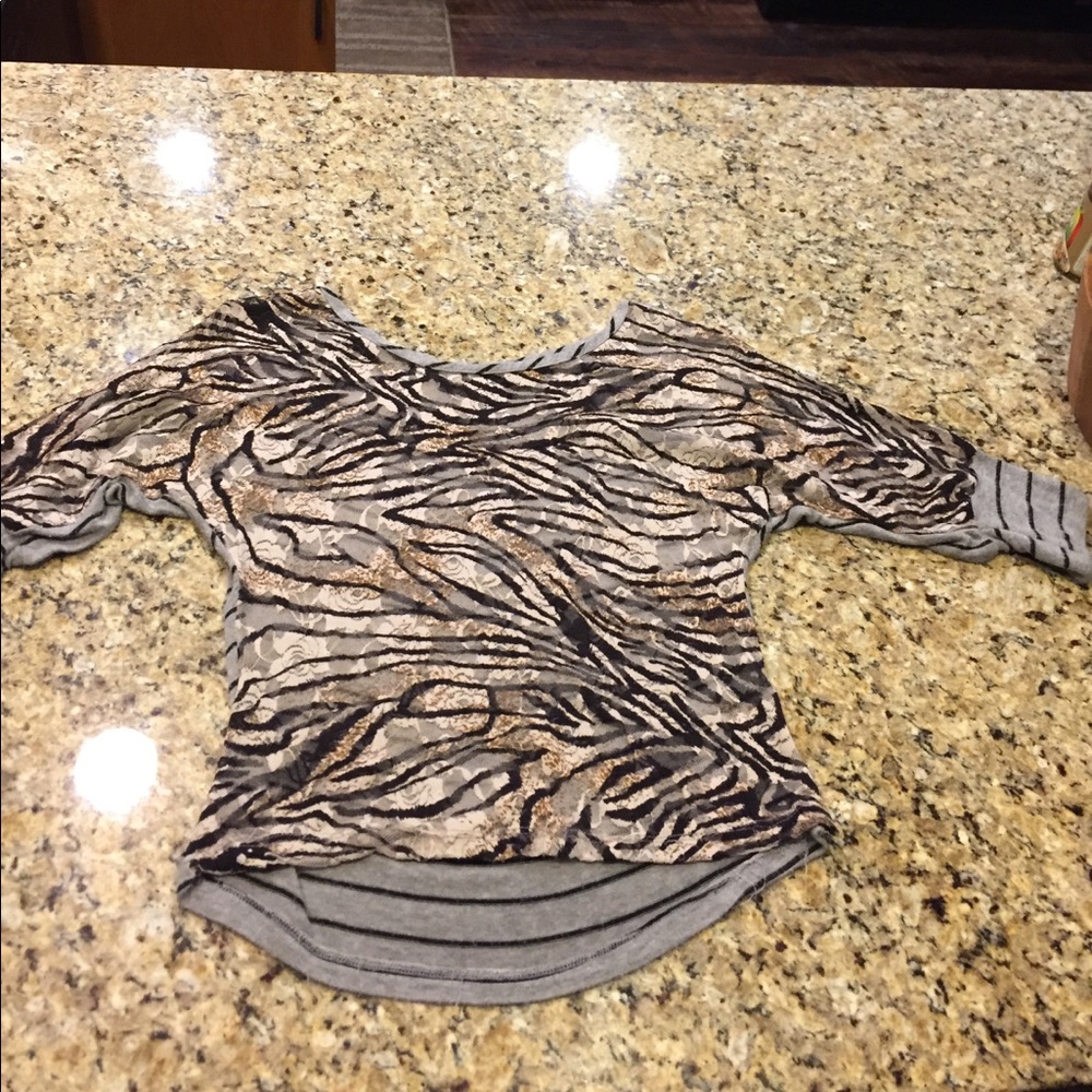 Zebra lace 3/4 BKE top from The Buckle