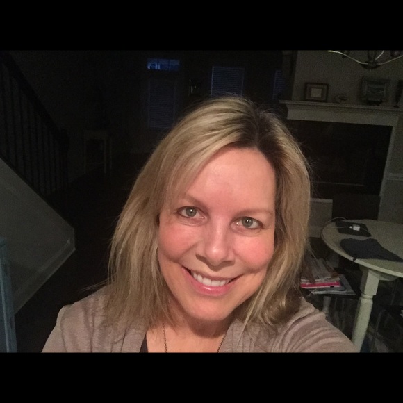 Meet your Posher, Sandy - Picture 2 of 2