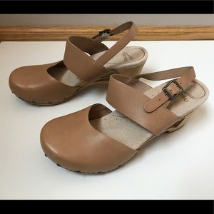 Dansko Thea tan heel 40