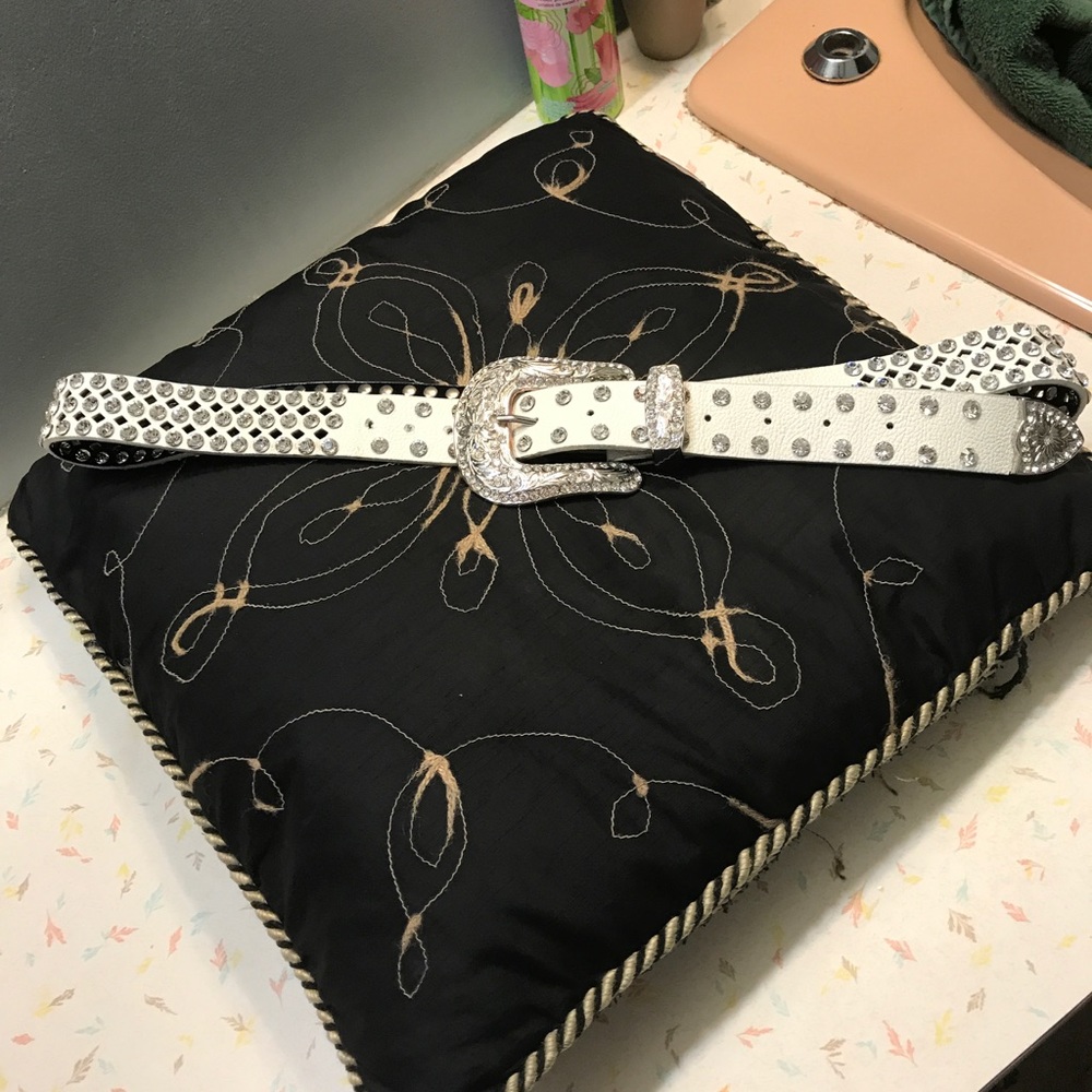 Beautiful rhinestone belt from Buckle