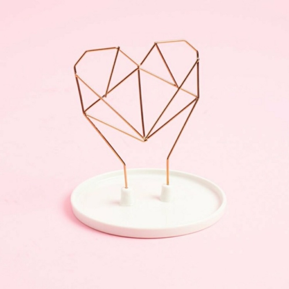 Coxet wire heart jewelry holder