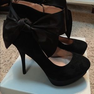 Black closed toe bow heels