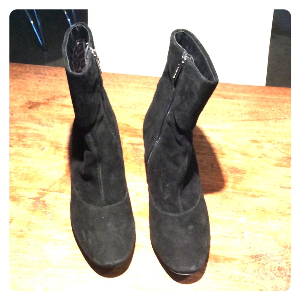 Black suede kitten heel boot
